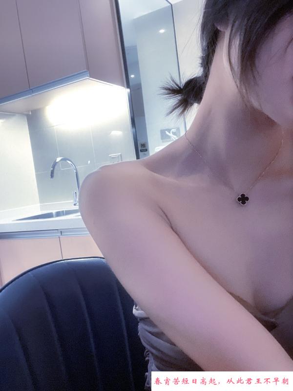 喜年广场爆乳妹子 第2张