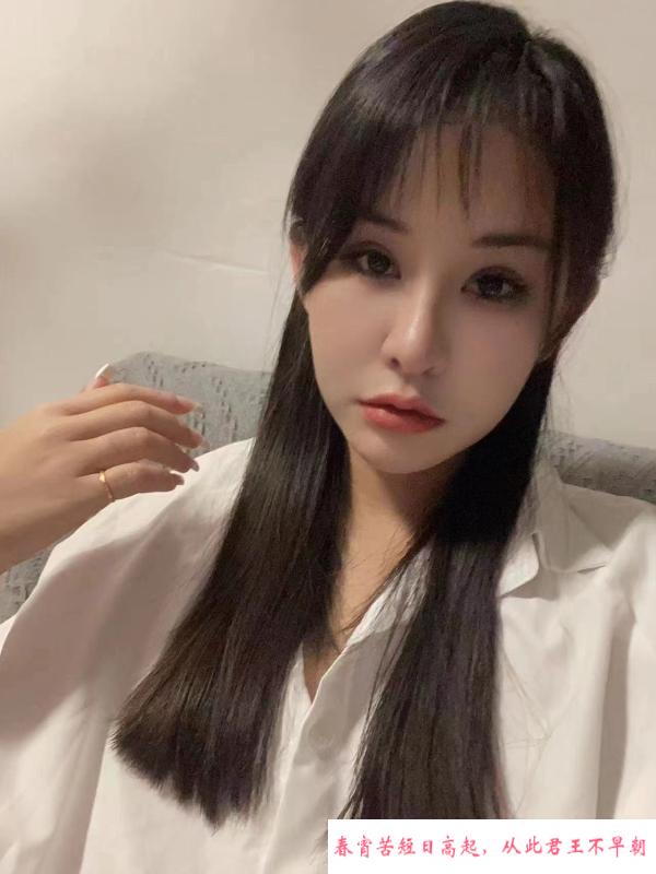 大长腿风骚美女 第1张