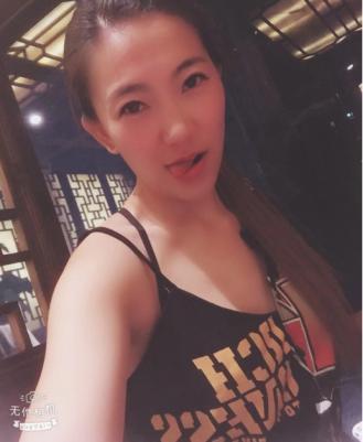 地铁草房气质美女 第2张