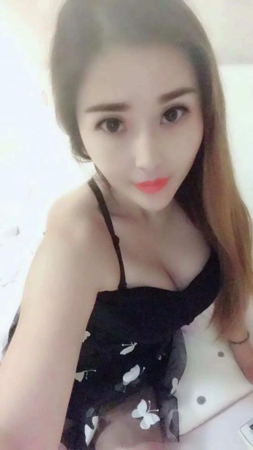 体育场E罩大奶妹 第1张