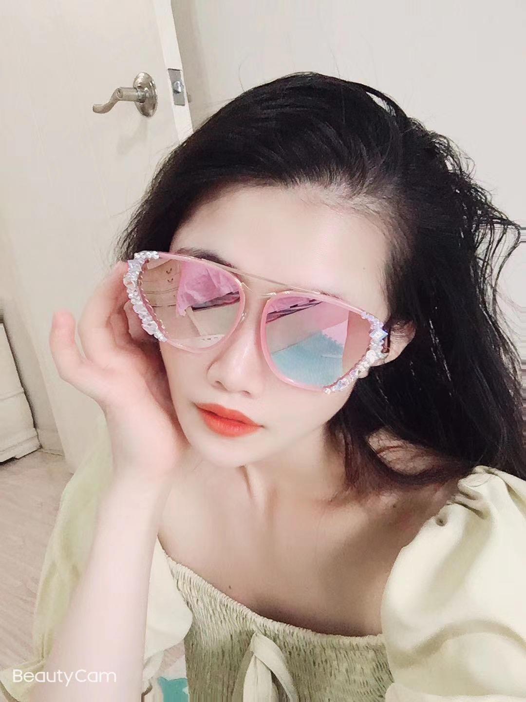 可爱小妹妹，服务很周到 第1张