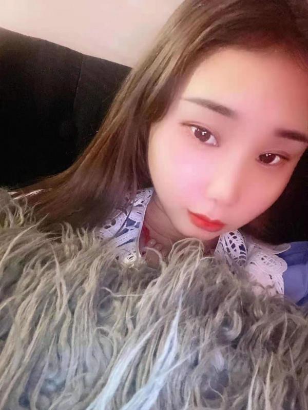 金地广场嫩妹 第1张