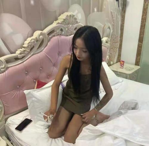 洗浴年轻妹子菲儿各种满足 第2张