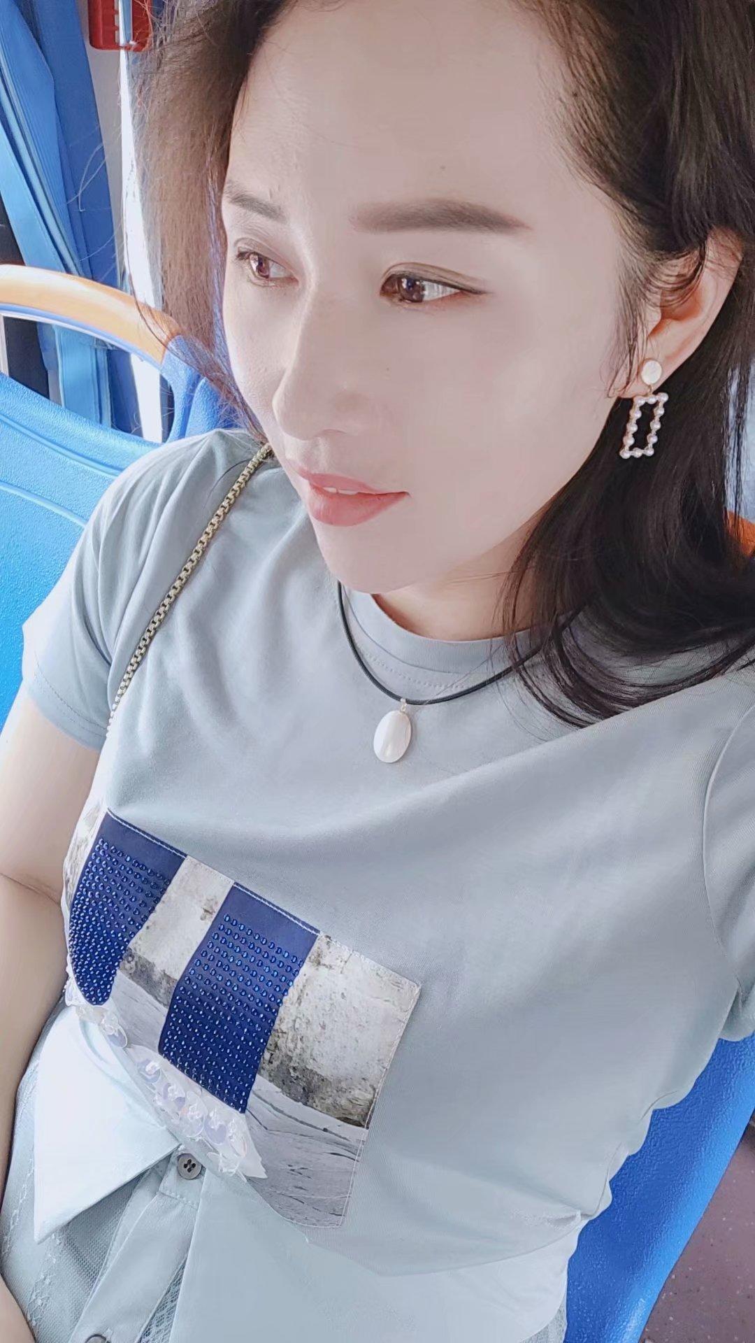 顺义自聊自做美女一只,胸丰满而坚挺 第2张