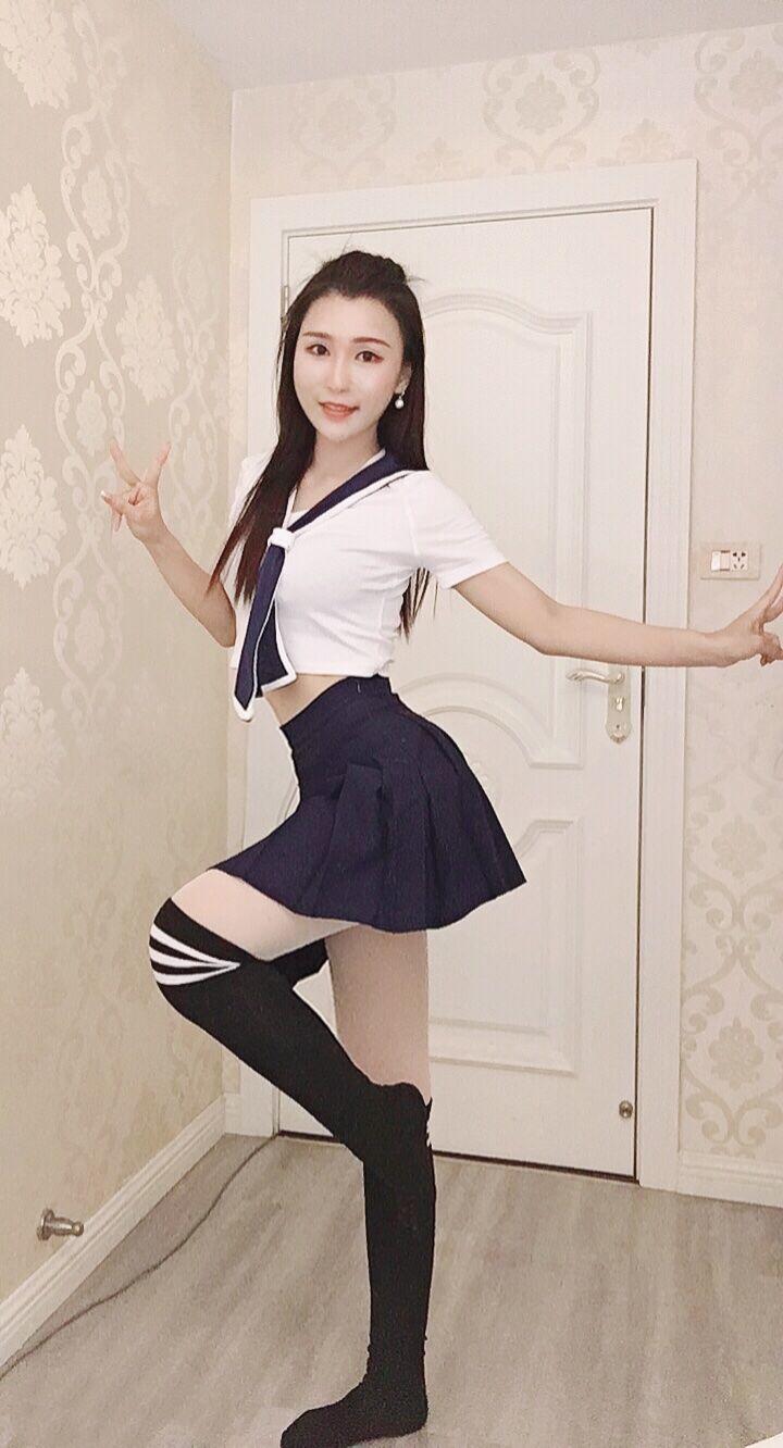又白又软的“小薇娅”,A4腰腿玩年 第3张